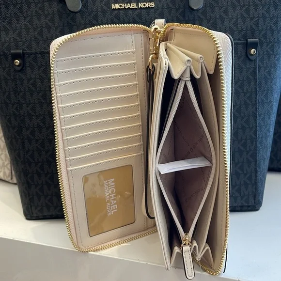MICHAEL KORS
Leather Continental Wristlet Phone Case Wallet
Light Cream
NWT - Picture 5 of 16
